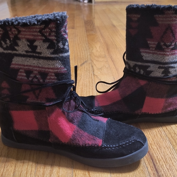 Madden Girl plaid tribal mocassin boots, women's size 8, red, black, gray, tan - Picture 3 of 12